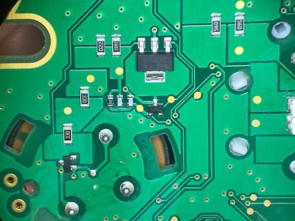 Nahaufnahme einer grünen Leiterplatte mit SMD-Bauteilen