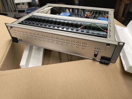 Elektronikgerät in einem Karton