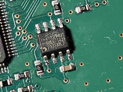 Makroaufnahme einer Leiterplatte mit integriertem Schaltkreis