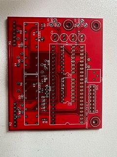 Rote Leiterplatte mit Bestückungsdruck