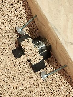 Holzpellets in einer Kiste mit Metallbeschlägen