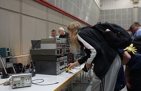 Personen an einem Tisch mit Labornetzgeräten