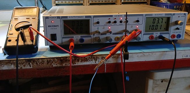 Labornetzteil und Multimeter mit Messleitungen