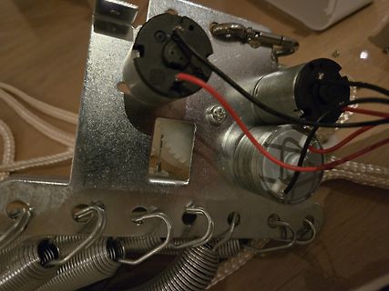 Elektrische Motoren auf Metallplatte mit Verkabelung