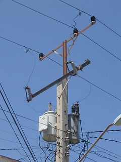Strommast mit Transformatoren und Leitungen