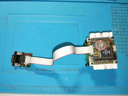 Elektronikmodul mit Flachbandkabel auf blauem Untergrund