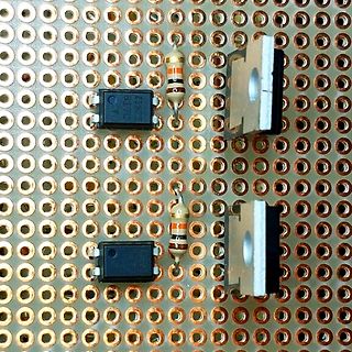 Elektronische Bauteile auf Lochrasterplatine