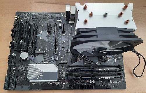 Mainboard mit CPU-Kühler und RAM-Modulen