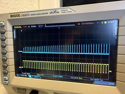 Abfotografiertes Rigol DS2072 Oszilloskop mit Wellenformen