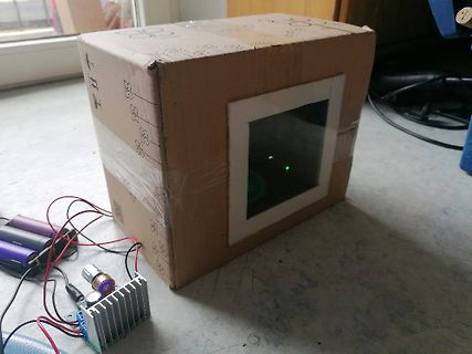 Prototyp in Pappkarton mit Display und Batterien