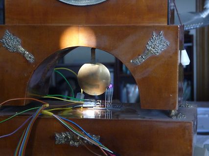 Elektronikaufbau in einem Holzgehäuse mit bunten Kabeln