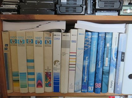 Reihe alter Hewlett Packard Kataloge