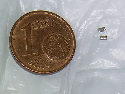 1 Cent Euro-Münze und zwei SMD-Bauteile