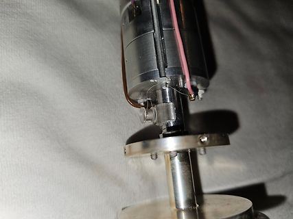 Nahaufnahme eines metallischen Bauteils mit Kabeln
