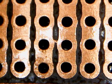 Makroaufnahme einer Leiterplatte mit Durchkontaktierungen