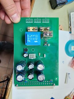 Grüne Leiterplatte mit Elektrolytkondensatoren und Relais