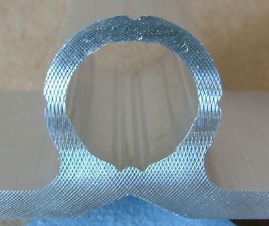 Nahaufnahme einer metallischen Struktur mit kreisförmiger Aussparung
