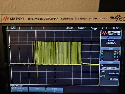 Oszilloskop-Display mit gelbem Signalverlauf