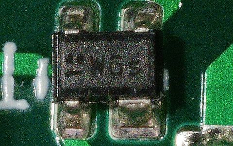 Makroaufnahme eines SMD-Bauteils auf Leiterplatte