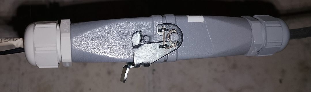 Industrieller Steckverbinder mit Verriegelung