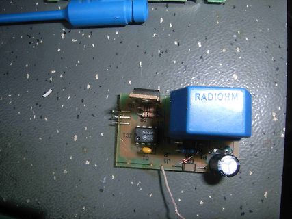 Leiterplatte mit blauem Radioohm-Bauteil und Elektrolytkondensator