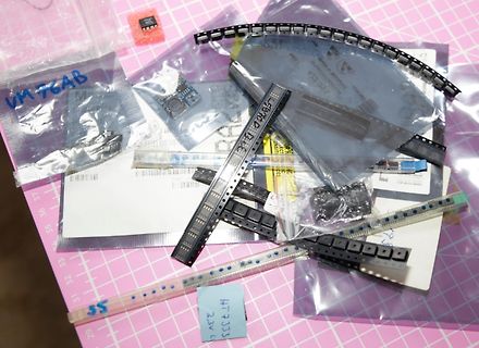 Elektronikbauteile und Platinen in Plastikbeuteln