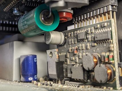 Nahaufnahme einer bestückten Leiterplatte mit Akku
