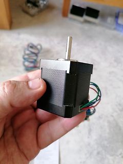 Schrittmotor in der Hand