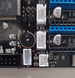 Nahaufnahme einer Leiterplatte mit UART-Anschluss