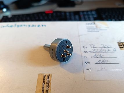Elektronisches Bauteil auf einem Etikett