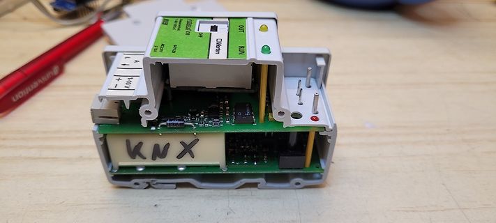 Geöffnetes KNX-Modul auf Werkstattuntergrund