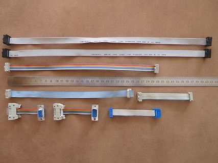 Verschiedene Flachbandkabel und ein Lineal