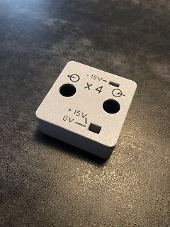 3D-gedruckter Gehäusedeckel mit Spannungsbeschriftung