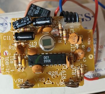 Bestückte Leiterplatte mit elektronischen Bauteilen