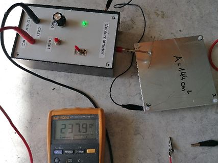 Messaufbau mit Coulombmeter und Multimeter