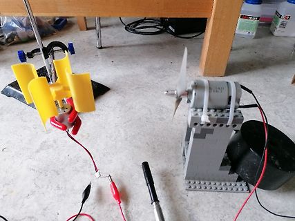 Experimenteller Aufbau mit Windrad und Motor
