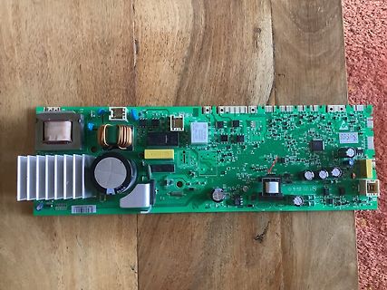 Grüne Leiterplatte mit elektronischen Bauteilen