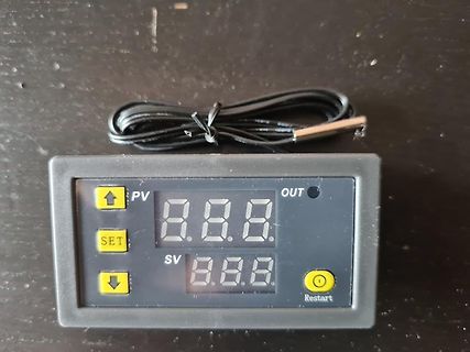 Digitaler Temperaturregler mit Display und Tasten