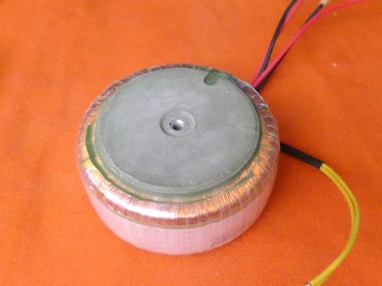 Elektrolytkondensator mit angeschlossenen Kabeln