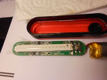 Leiterplatte einer LED-Lichtquelle mit Gehäuse und Akku