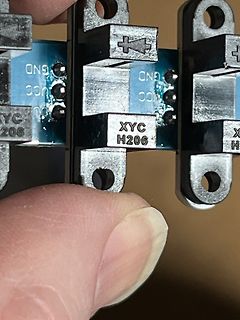 Nahaufnahme von elektronischen Bauteilen auf einer Platine