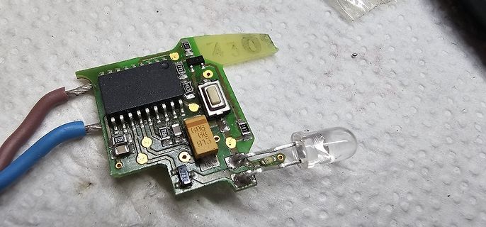 Leiterplatte mit Mikrocontroller, LED und Bauteilen