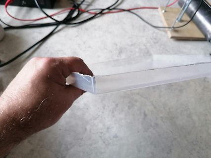 Hand hält eine transparente Kunststoffbox