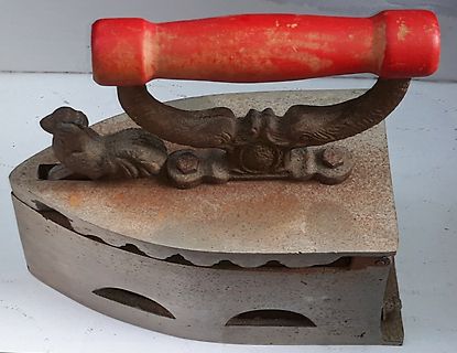 Antike Kohlebügeleisen aus Metall