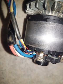 Elektromotor mit angeschlossenen Kabeln