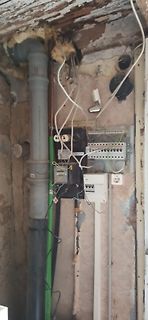 Elektrische Installation in einer maroden Wand