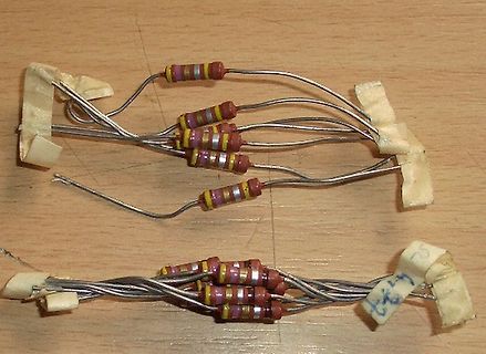 Widerstände mit Drähten und Klebestreifen auf Holzuntergrund