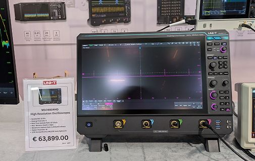 UNI-T MSO8804HD Oszilloskop auf einem Tisch