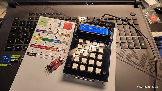 Elektor MultiCalculator auf Laptop-Tastatur