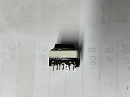 Elektronisches Bauteil mit Pins